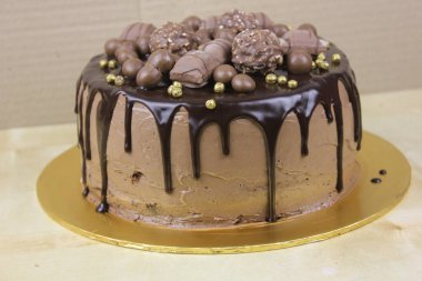 Çikolatalı ve şekerli lezzetli bir pasta.