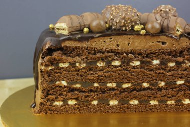 Çikolatalı ve şekerli lezzetli bir pasta.