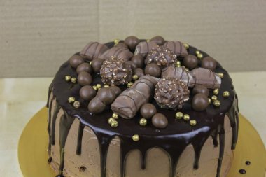 Çikolatalı ve şekerli lezzetli bir pasta.