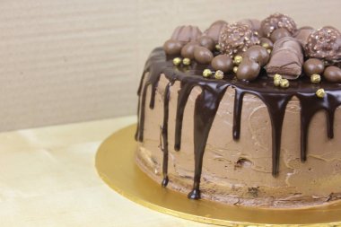 Çikolatalı ve şekerli lezzetli bir pasta.