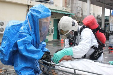 Seremban, Malezya, 1 Şubat 2015. Özel Kuvvetler Malezya İtfaiye ve Kurtarma Departmanı kimyasal sızıntı yapıyor..