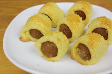 Geleneksel Malezya kurabiyelerine tahta arka planda 