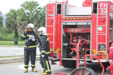 Seremban, Malezya, 1 Şubat 2015. Özel Kuvvetler Malezya İtfaiye ve Kurtarma Departmanı kimyasal sızıntı yapıyor..