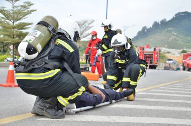 Seremban, Malezya, 1 Şubat 2015. Özel Kuvvetler Malezya İtfaiye ve Kurtarma Departmanı kimyasal sızıntı yapıyor..