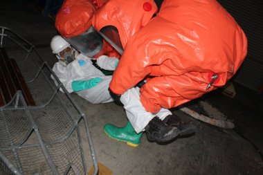 Seremban, Malezya, 1 Şubat 2015. Özel Kuvvetler Malezya İtfaiye ve Kurtarma Departmanı kimyasal sızıntı yapıyor..