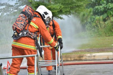 Seremban, Malezya, 1 Şubat 2015. Özel Kuvvetler Malezya İtfaiye ve Kurtarma Departmanı kimyasal sızıntı yapıyor..