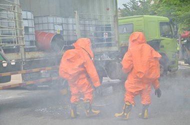 Seremban, Malezya, 1 Şubat 2015. Özel Kuvvetler Malezya İtfaiye ve Kurtarma Departmanı kimyasal sızıntı yapıyor..