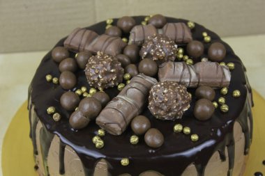 Çikolatalı ve şekerli lezzetli bir pasta.