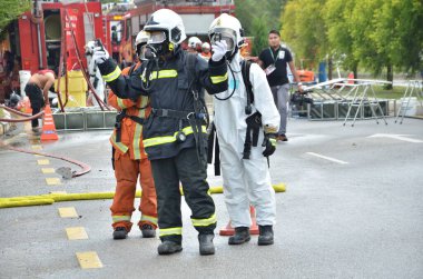 Seremban, Malezya, 1 Şubat 2015. Özel Kuvvetler Malezya İtfaiye ve Kurtarma Departmanı kimyasal sızıntı yapıyor..