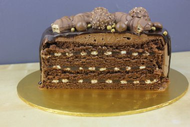 Çikolatalı ve şekerli lezzetli bir pasta.