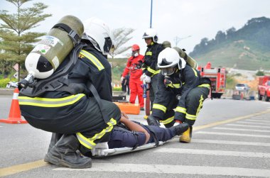 Seremban, Malezya, 1 Şubat 2015. Özel Kuvvetler Malezya İtfaiye ve Kurtarma Departmanı kimyasal sızıntı yapıyor..