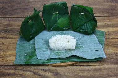 Zongzi, geleneksel Çin pilavı pilavı ve sarılı bambu yapraklarıyla doldurulmuş.