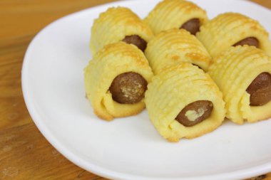 Geleneksel Malezya kurabiyelerine tahta arka planda 