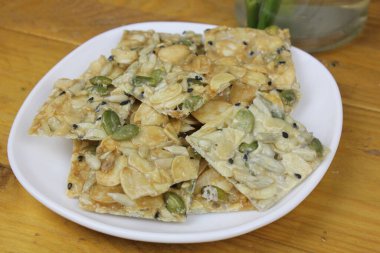 Bayram kutlaması için fındıklı geleneksel Malezya lezzetli kurabiyeleri.