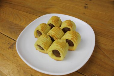 Geleneksel Malezya kurabiyelerine tahta arka planda 