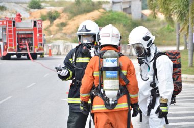 Seremban, Malezya, 1 Şubat 2015. Özel Kuvvetler Malezya İtfaiye ve Kurtarma Departmanı kimyasal sızıntı yapıyor..