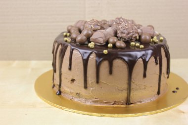 Çikolatalı ve şekerli lezzetli bir pasta.