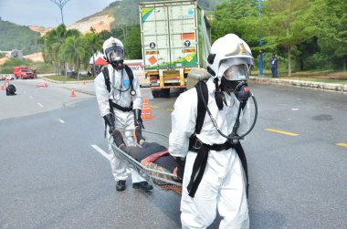 Seremban, Malezya, 1 Şubat 2015. Özel Kuvvetler Malezya İtfaiye ve Kurtarma Departmanı kimyasal sızıntı yapıyor..
