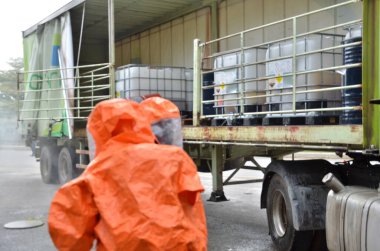 Seremban, Malezya, 1 Şubat 2015. Özel Kuvvetler Malezya İtfaiye ve Kurtarma Departmanı kimyasal sızıntı yapıyor..