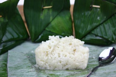 Zongzi, geleneksel Çin pilavı pilavı ve sarılı bambu yapraklarıyla doldurulmuş.