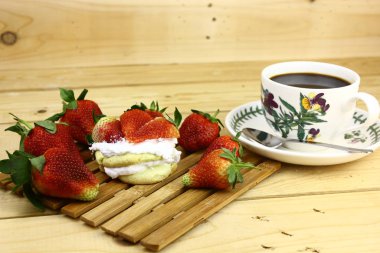 Krema ve mutfak gereçlerinde çilek bulunan kopyasal alan