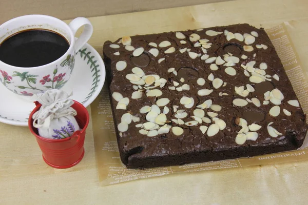 Вкусный Шоколадный Торт Кусочками Орехов Чашкой Кофе — стоковое фото