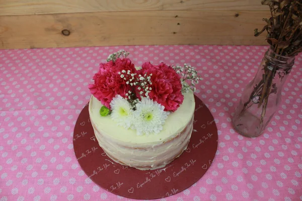 Köstlicher Kuchen Dekoriert Mit Blumen Und Floralen Elementen — Stockfoto