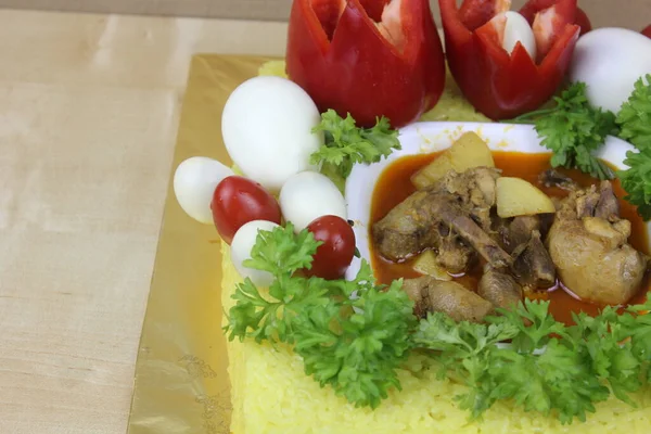 Plato Malayo Con Arroz Glutinoso Amarillo Verduras Carne — Foto de Stock