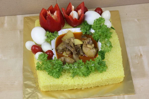 马来西亚菜 配上黄色糯米 蔬菜和肉 — 图库照片