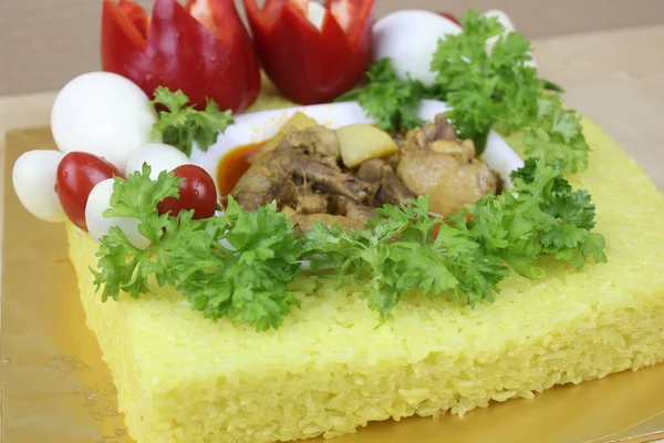 Prato Malaio Com Arroz Amarelo Glutinoso Legumes Carne — Fotografia de Stock