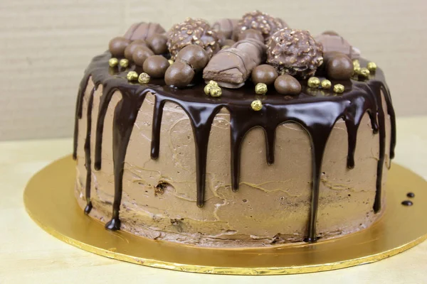 Leckeren Kuchen Mit Schokolade Zuckerguss Und Süßigkeiten Auf Der Spitze — Stockfoto