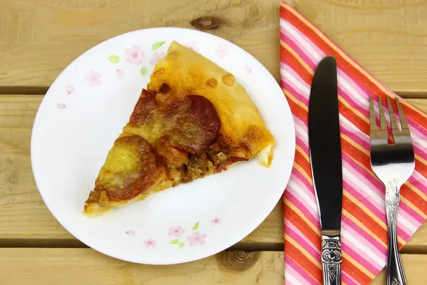 Pizza Fatta Casa Con Peperoni Sfondo Tavolo Legno — Foto Stock