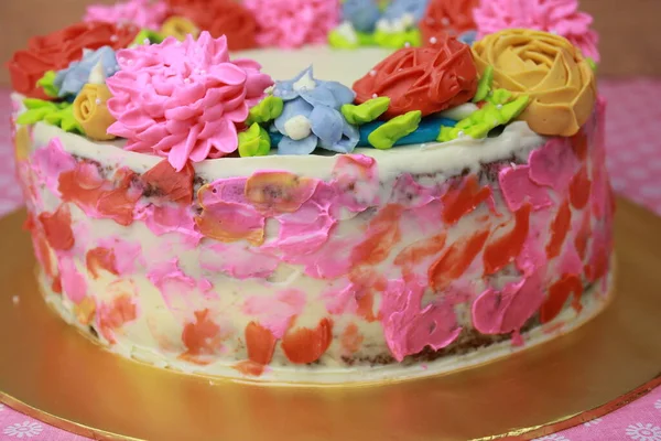 꽃으로 장식된 맛있는 케이크 — 스톡 사진