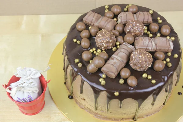 Leckeren Kuchen Mit Schokolade Zuckerguss Und Süßigkeiten Auf Der Spitze — Stockfoto