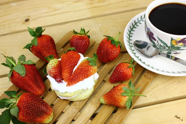 Kopierraum Mit Erdbeeren Sahne Und Küchenutensilien — Stockfoto