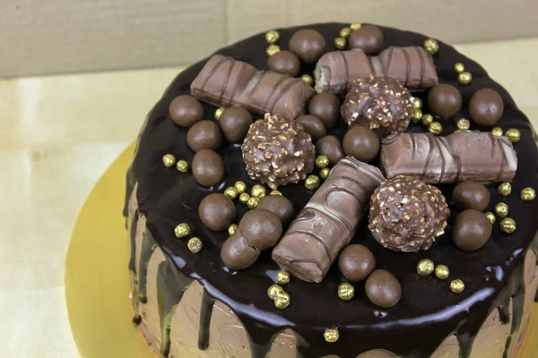 Leckeren Kuchen Mit Schokolade Zuckerguss Und Süßigkeiten Auf Der Spitze — Stockfoto