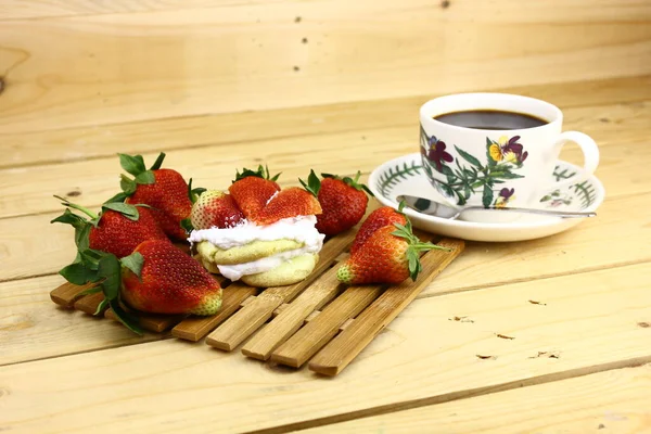 Kopierraum Mit Erdbeeren Sahne Und Küchenutensilien — Stockfoto