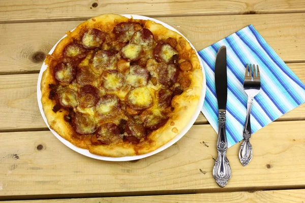 Vista Vicino Pizza Fatta Casa Sfondo Tavolo Legno — Foto Stock