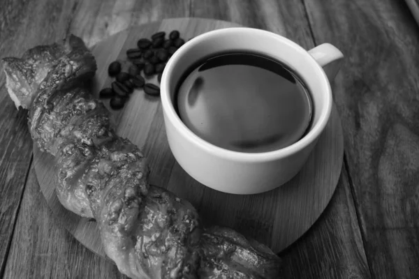 Croissant Mantequilla Plato Blanco Taza Café Una Superficie Madera Concepto —  Fotos de Stock