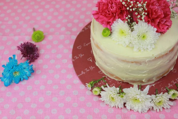 Köstlicher Kuchen Dekoriert Mit Blumen Und Floralen Elementen — Stockfoto