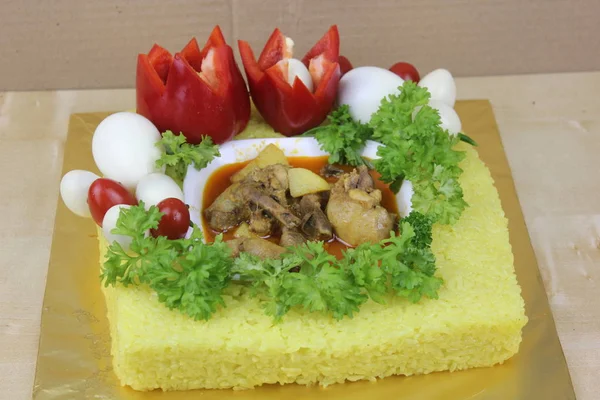 Hidangan Malaysia Dengan Beras Glutinous Kuning Sayuran Dan Daging — Stok Foto