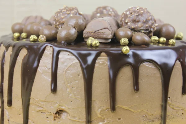Leckeren Kuchen Mit Schokolade Zuckerguss Und Süßigkeiten Auf Der Spitze — Stockfoto