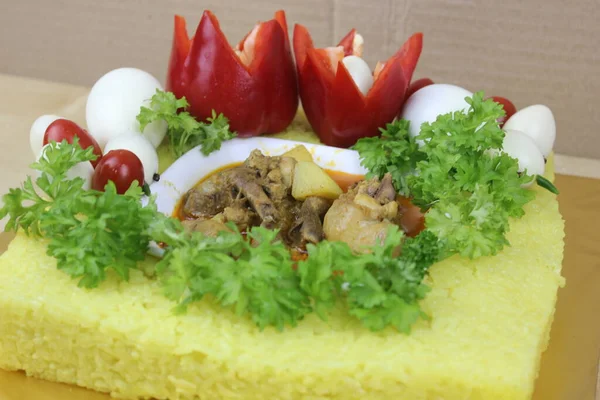 Malajské Jídlo Žlutou Lepkavou Rýží Zeleninou Masem — Stock fotografie