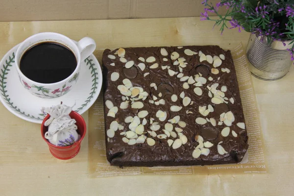 Bolo Chocolate Saboroso Com Pedaços Noz Xícara Café — Fotografia de Stock