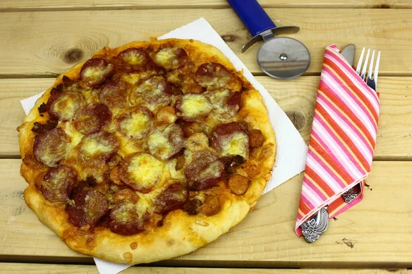 Vista Vicino Pizza Fatta Casa Sfondo Tavolo Legno — Foto Stock