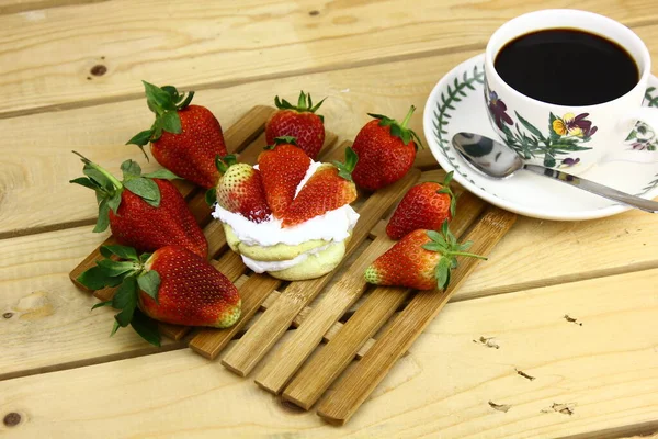 Kopierraum Mit Erdbeeren Sahne Und Küchenutensilien — Stockfoto