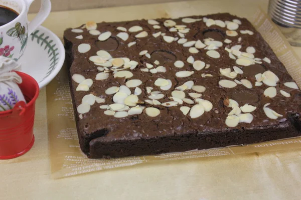 Gâteau Chocolat Savoureux Avec Des Morceaux Noix Une Tasse Café — Photo