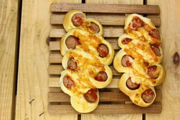 Deliziosa Panetteria Sul Tavolo Legno Pane Con Salsicce — Foto Stock