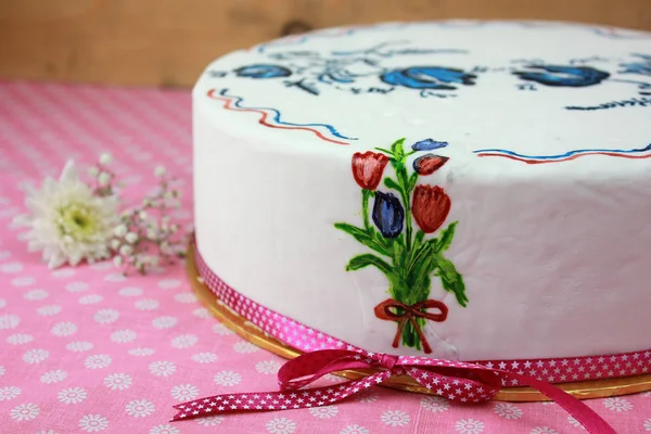 Köstlicher Kuchen Dekoriert Mit Blumen Und Floralen Elementen — Stockfoto