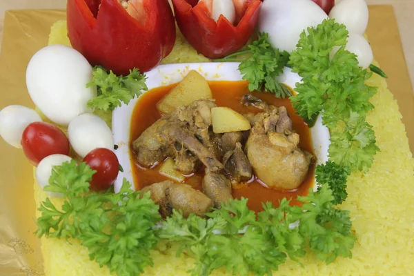 Plato Malayo Con Arroz Glutinoso Amarillo Verduras Carne — Foto de Stock